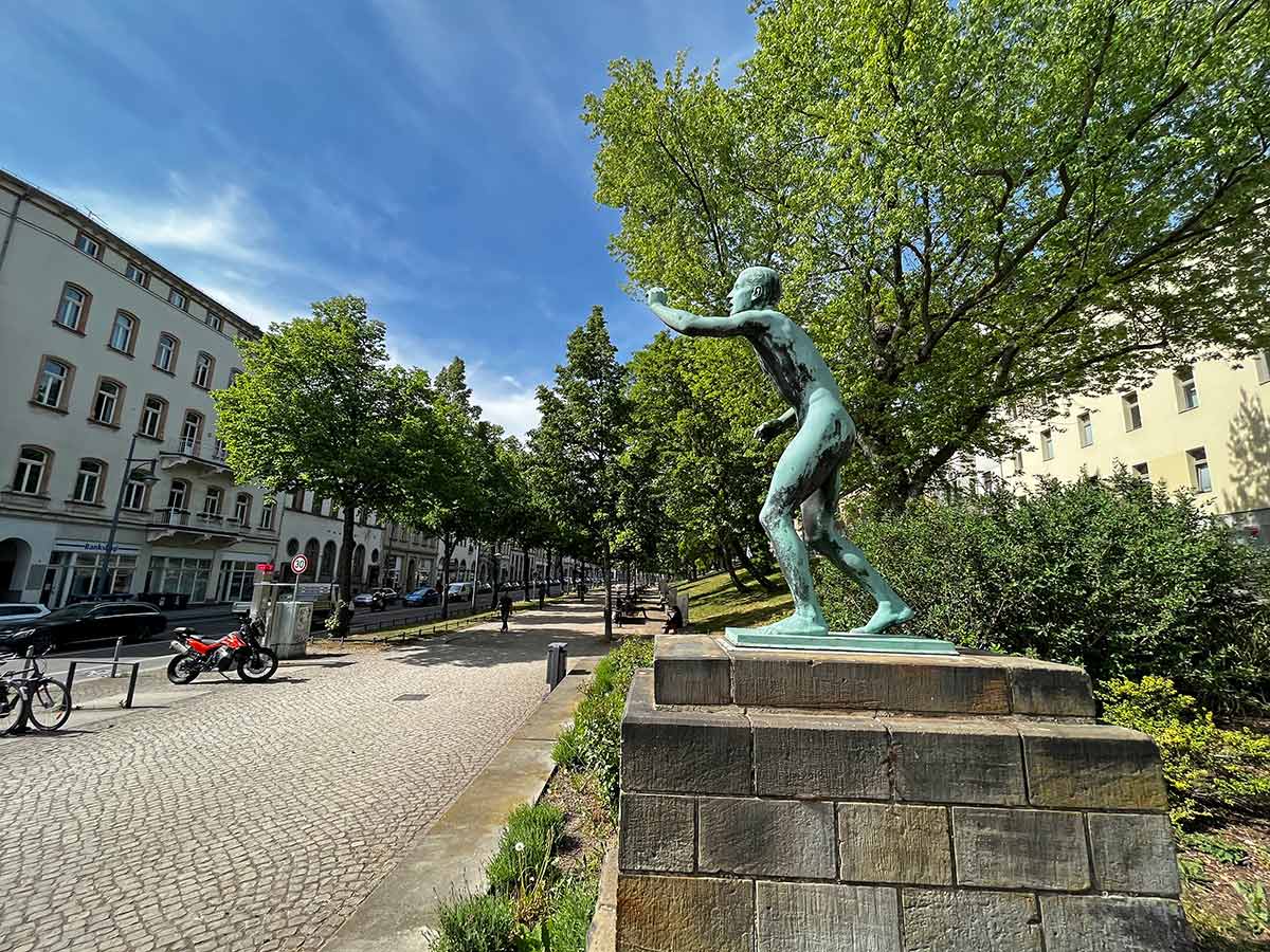 Unmittelbare Umgebung Laeufer am Ziel Statuen Am Leipziger Turm
